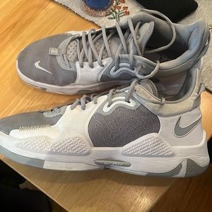 Basketball shoe men’s size 11. Gray and while Paul George 5.